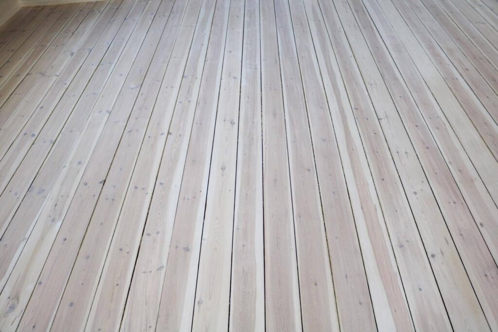 Afslebet plankegulv med hvid lud