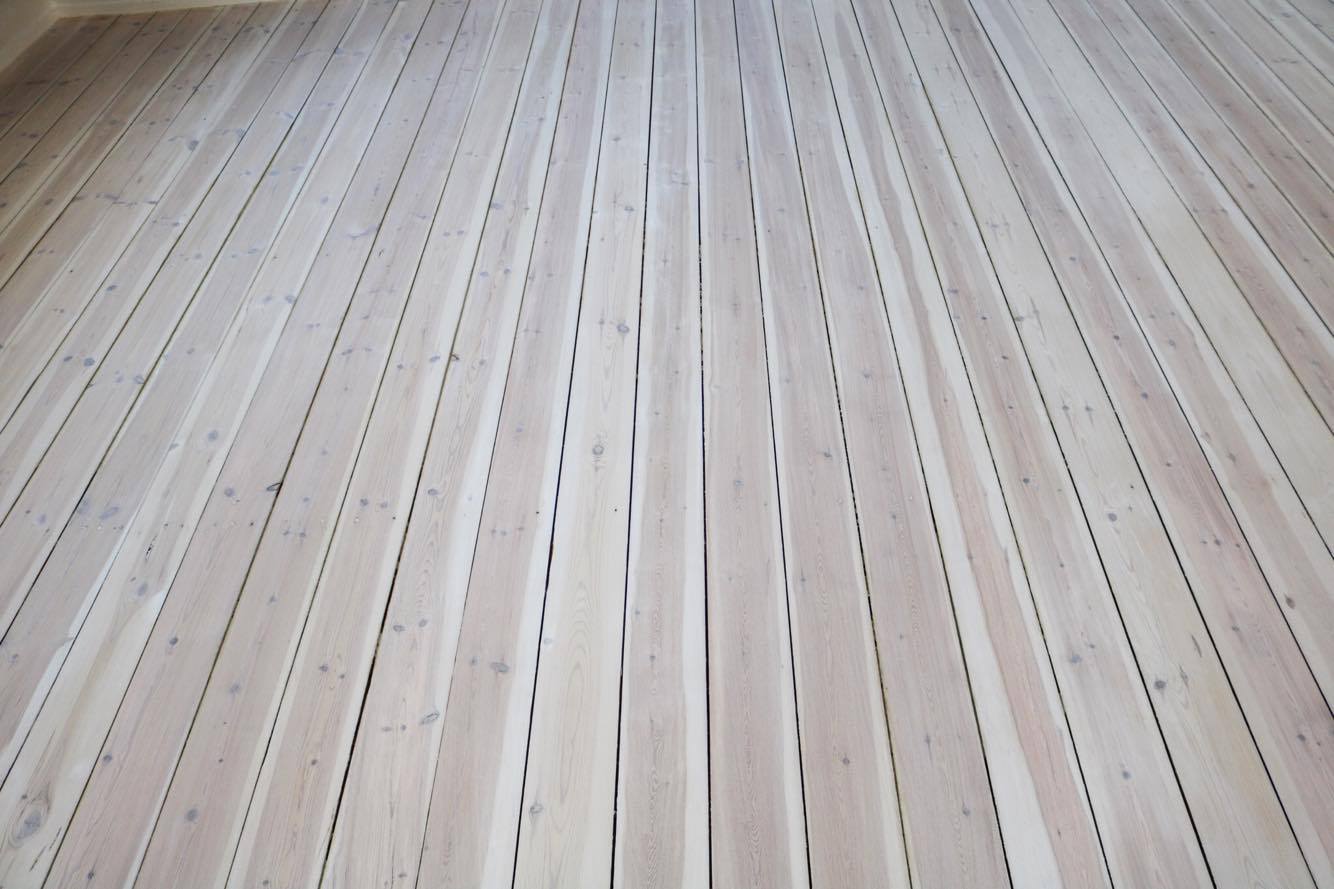 Afslebet plankegulv med hvid lud