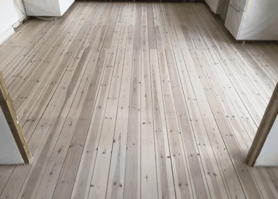 Gulv med lud eller lak – hvad skal du vælge?