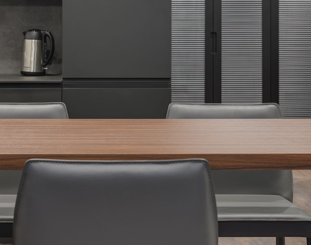 Hvor tit skal en lakeret bordplade behandles?