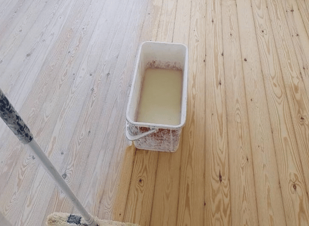 Kan mit gulv få hvid lud og olie?